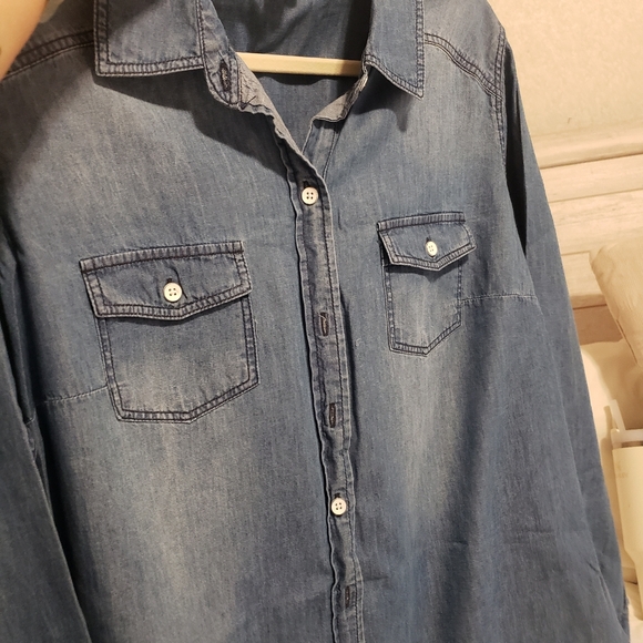 TORRID MEDIUM WASH DENIM BUTTON-DOWN SHIRT..SIZE:0 - Picture 8 of 12